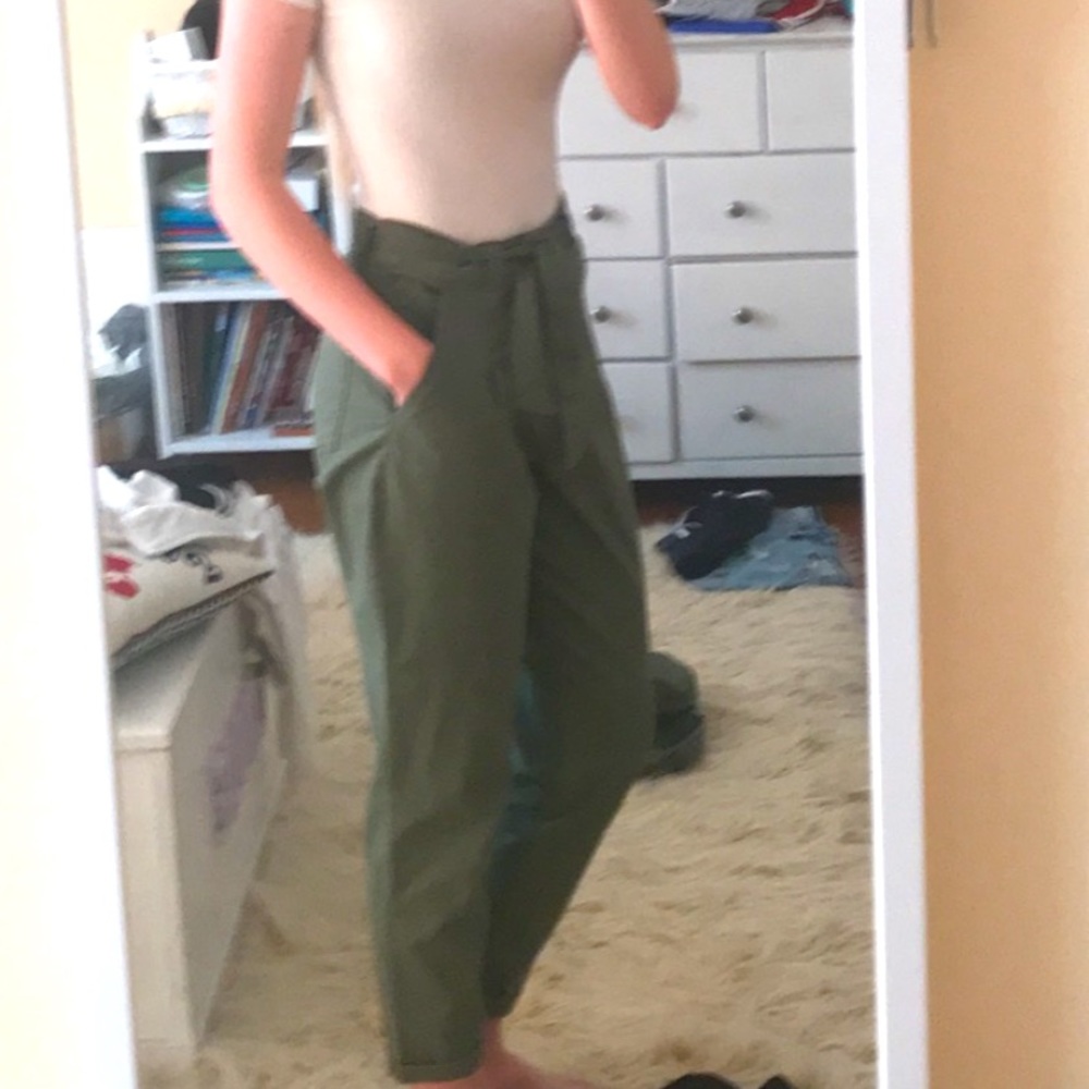 Hollister green pants at ankle length, size 7 with adjustable waste